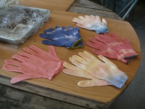 優しい色に染まった手袋