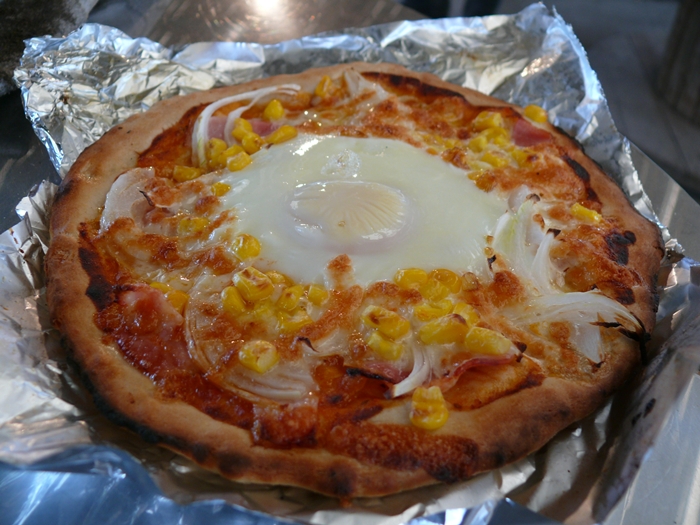 焼き上がった卵焼きピザ