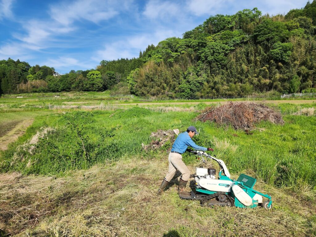 腐葉土と草刈り機